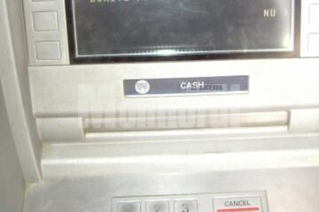 Indivizii au lipit în fața fantei de eliberare a numerarului de la bancomat un dispozitiv care bloca banii