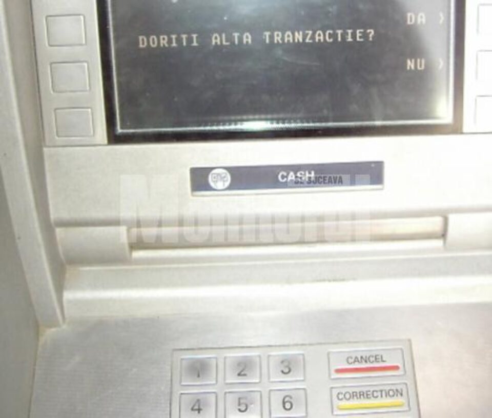 Indivizii au lipit în fața fantei de eliberare a numerarului de la bancomat un dispozitiv care bloca banii