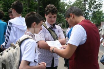 Absolvenți ieșind din examen