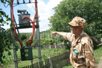 Transformatorul nu mai face față la numărul mare de abonați