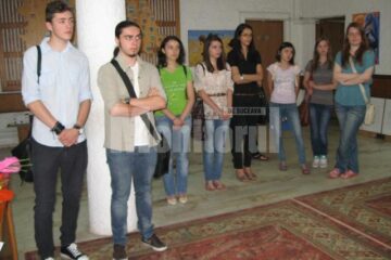 Absolvenți la vernisaj