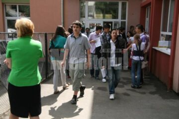 Absolvenți ieșind din examen