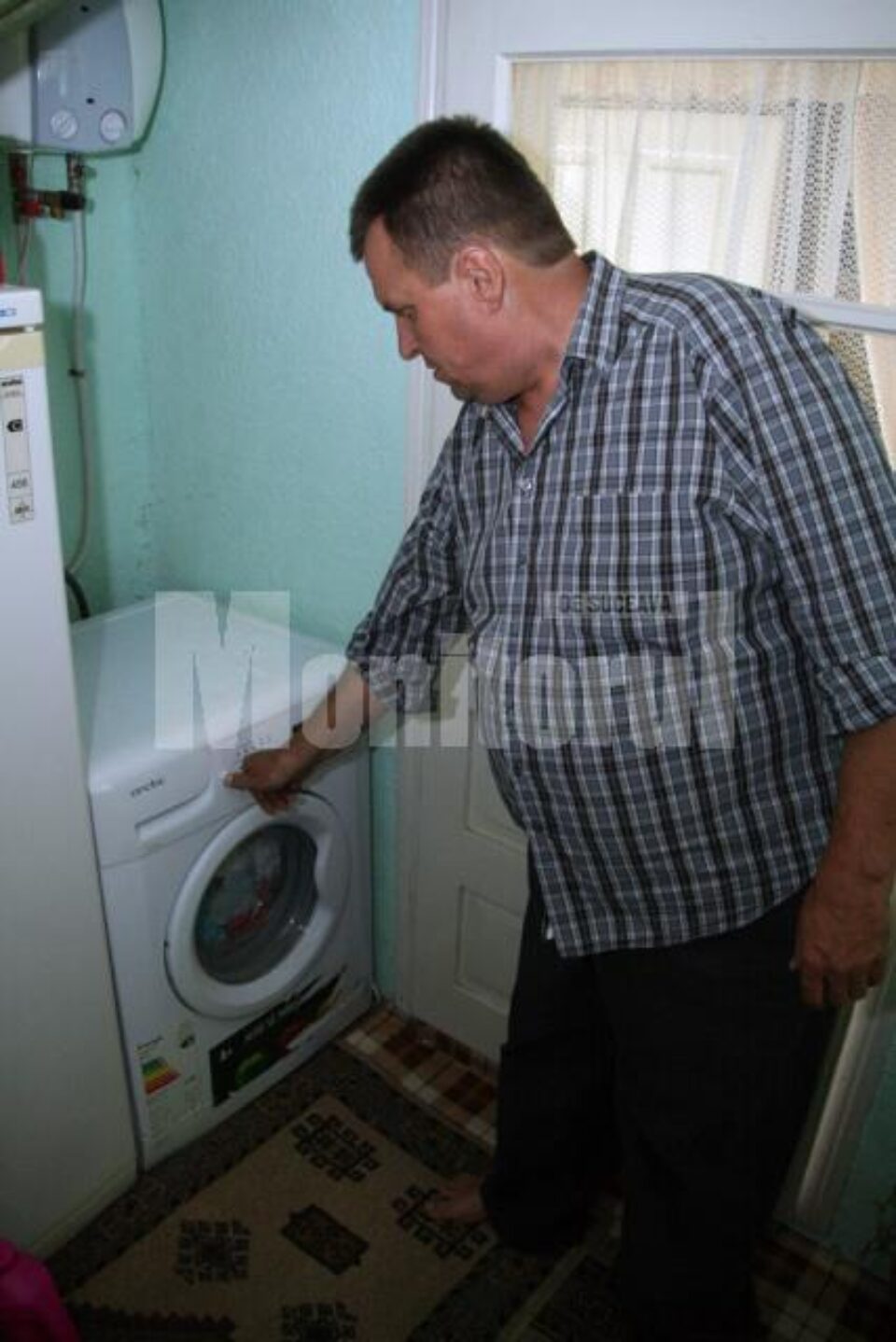 A rămas cu hainele în mașina de spălat