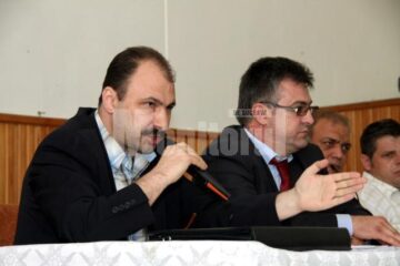 Prefectul Sorin Popescu s-a întâlnit ieri, la Sf. Ilie, cu peste o sută de proprietari de terenuri și le-a promis că va discuta punctual fiecare situație