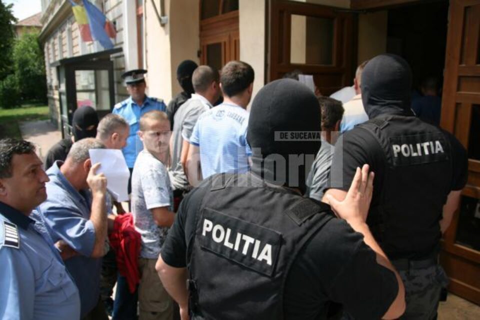 Ieri, o parte dintre cei 33 de inculpați au apărut din nou în fața judecătorilor, de această dată la Curtea de Apel Suceava Ieri, o parte dintre cei 33 de inculpați au apărut din nou în fața judecătorilor, de această dată la Curtea de Apel Suceava