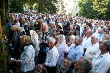 Credincioșii au participat aseară la slujba Privegherii în cinstea Sfântului Ioan Botezătorul și Sfântului Ioan cel Nou de la Suceava