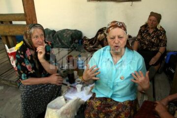 Aurica Cador și Emilia Pal, din Onești