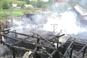 Un incendiu deosebit de puternic a izbucnit ieri în comuna Putna