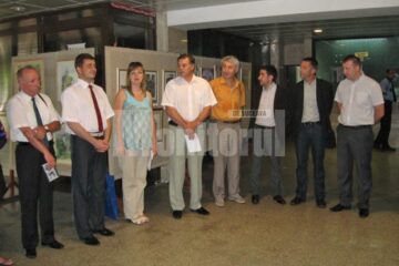 Fotografie de grup cu gazde, oaspeți, organizatori și participanți