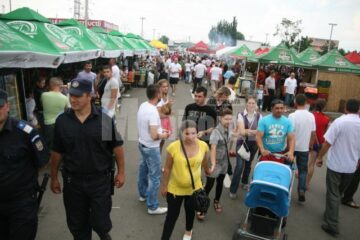 Sucevenii au venit în număr mare în parcarea Iulius Mall Suceava