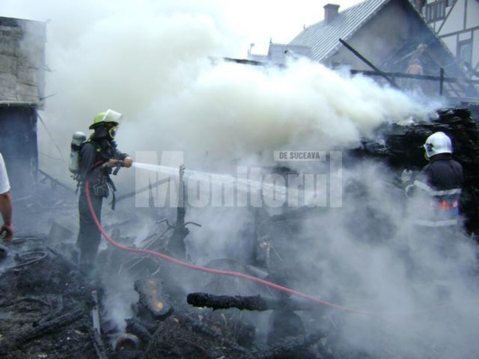 Un incendiu deosebit de puternic a izbucnit ieri în comuna Putna