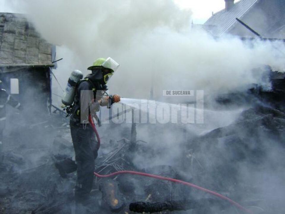 Un incendiu deosebit de puternic a izbucnit ieri în comuna Putna