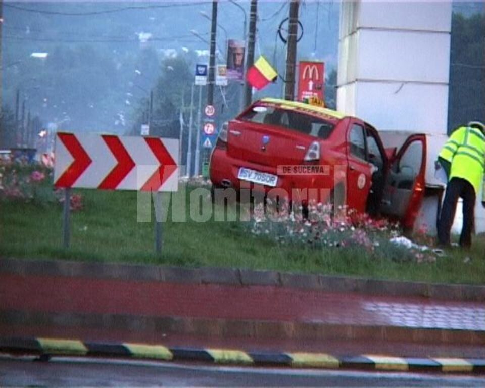 Mașina a intrat cu viteză în zona verde din mijlocul sensului giratoriu, izbind violent stâlpul panoului publicitar