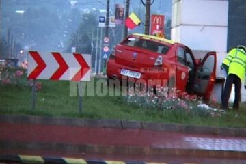 Mașina a intrat cu viteză în zona verde din mijlocul sensului giratoriu, izbind violent stâlpul panoului publicitar