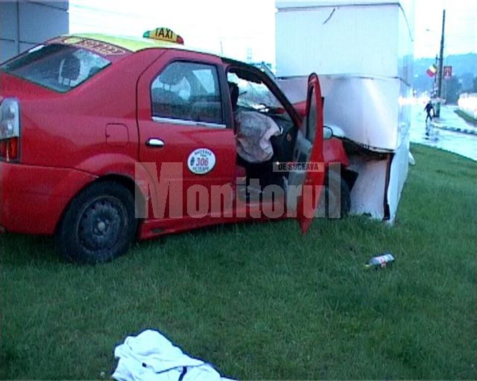 Mașina a izbit violent stâlpul panoului publicitar