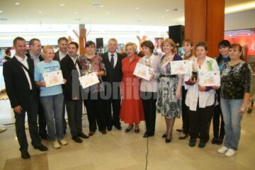 Juriul împreună cu voluntarii care au vândut sarmale pentru a aduna bani necesari copiilor cu dizabilități