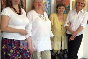 Cele trei expozante împreună cu Lucia Pușcașu, președintele UAPR-Filiala Suceava