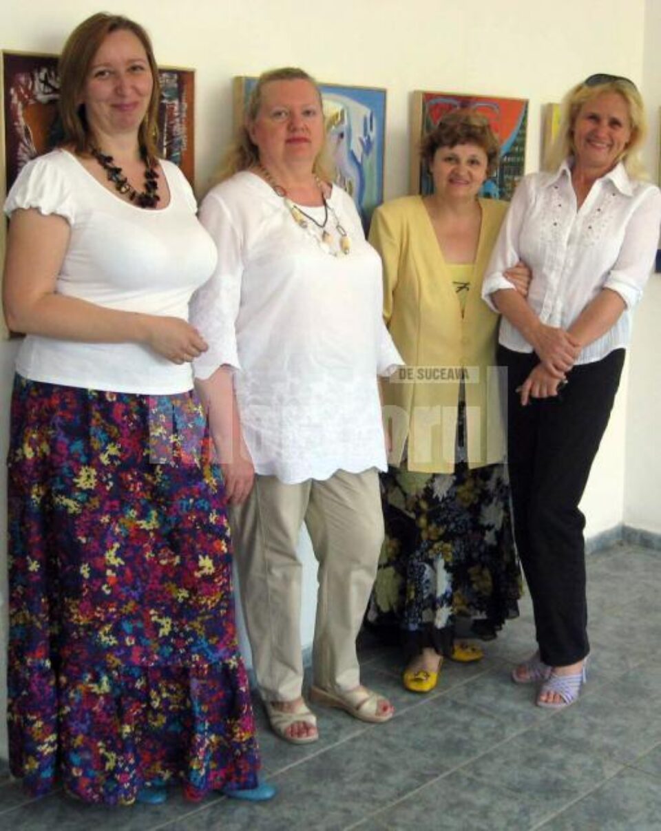 Cele trei expozante împreună cu Lucia Pușcașu, președintele UAPR-Filiala Suceava
