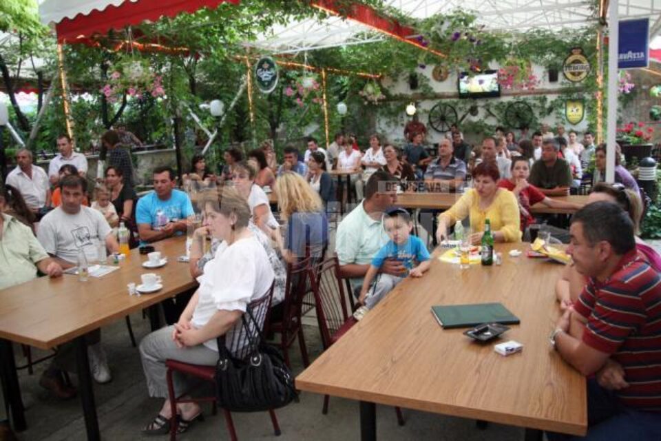 Sute de suceveni au venit, vineri, la lansarea emisiunii, la terasa Admiral, la Cetate