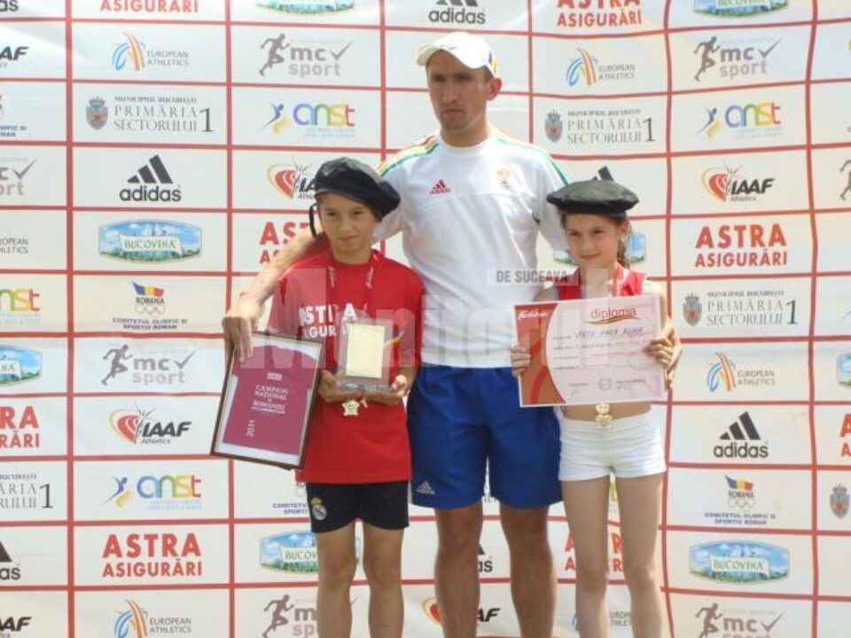 Cristi Prâsneac alături de cei doi elevi ai săi, Daniel Mihăescu și Alina Paula Vântu