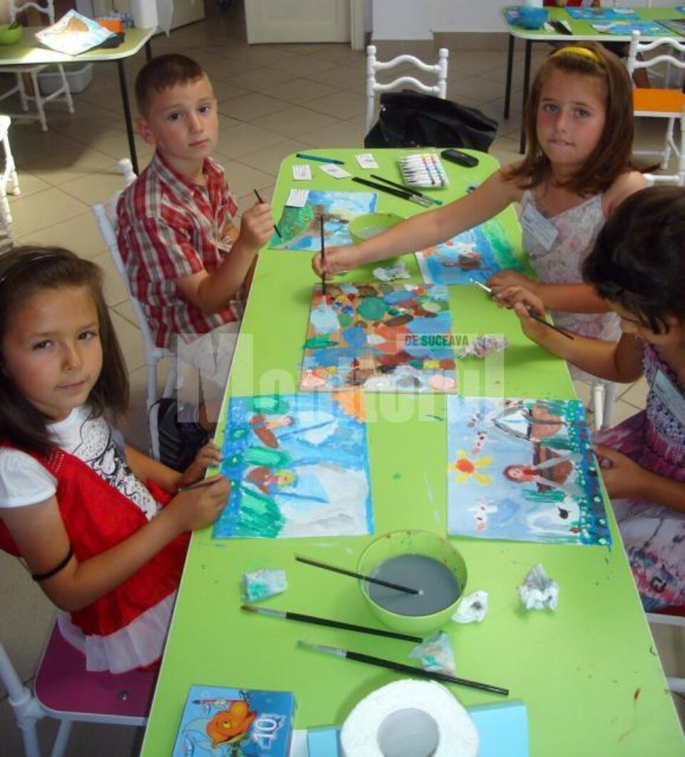 Copiii în atelierul de creație plastică