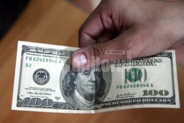 Bancnota de 100 de dolari ridicată de anchetatorii suceveni și trimisă la verificare la BNR și United States Secret Service