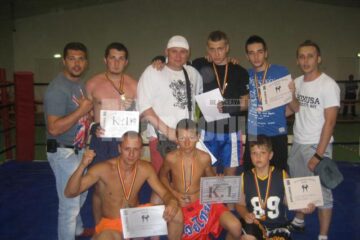 Cei șase medaliați, alături de antrenorul Nicolae Moroșan (tricou alb, în mijloc)