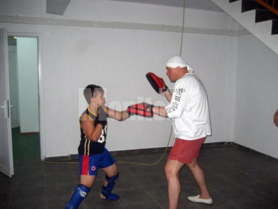 Cel mai tânăr component al lotului, încălzindu-se cu antrenorul Nicolae Moroșan