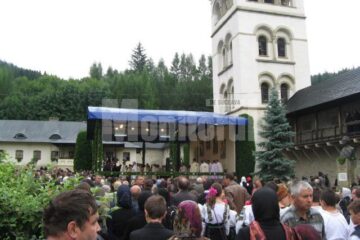 Curtea mănăstirii a fost plină de credincioși care au venit să asiste la slujba oficiată de un sobor de preoți