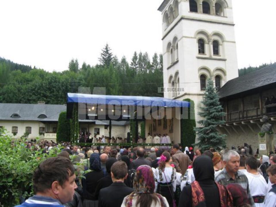 Curtea mănăstirii a fost plină de credincioși care au venit să asiste la slujba oficiată de un sobor de preoți
