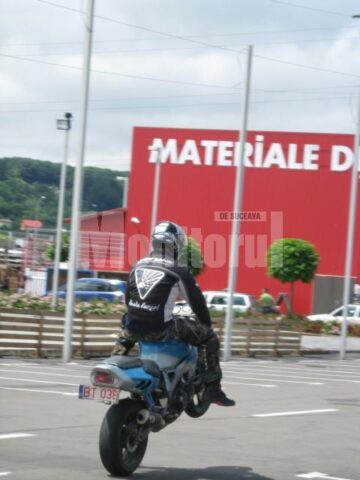 Motocicliști dornici de spectacol