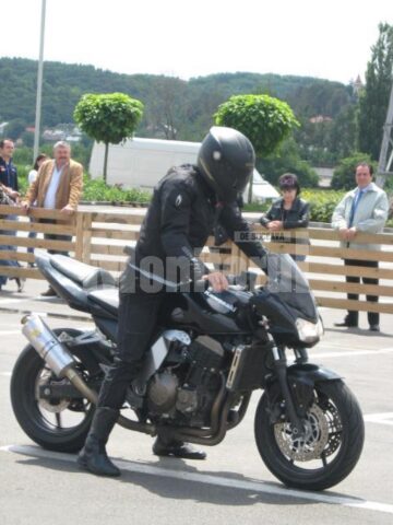 Motocicliști dornici de spectacol