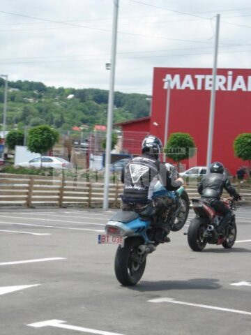 Demonstrații de echilibristică pe motoare puternice
