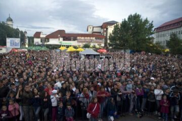 Aproape opt mii de persoane au umplut până la refuz zona centrală, în cea de-a doua zi de desfășurare a festivităților prilejuite de Zilele Municipiului Rădăuți 2011