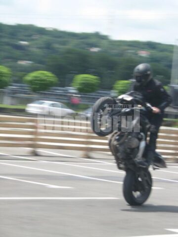 Demonstrații de echilibristică pe motoare puternice