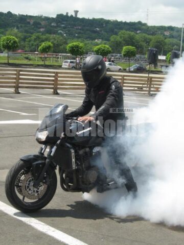 Motocicliști dornici de spectacol