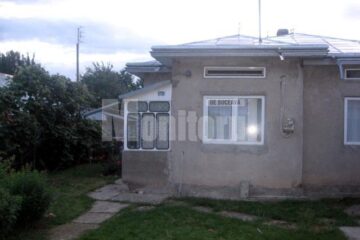 Bărbatul omorât, locuia singur în casa familiei sale