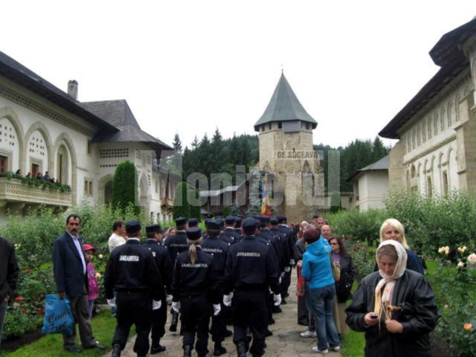 Curtea mănăstirii a fost plină de credincioși care au venit să asiste la slujba oficiată de un sobor de preoți