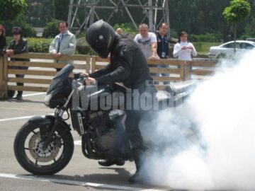 Motocicliști dornici de spectacol