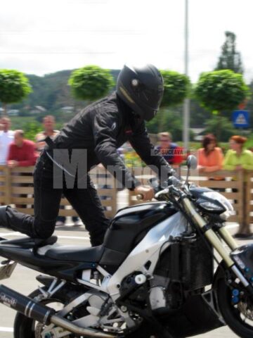 Demonstrații de echilibristică pe motoare puternice