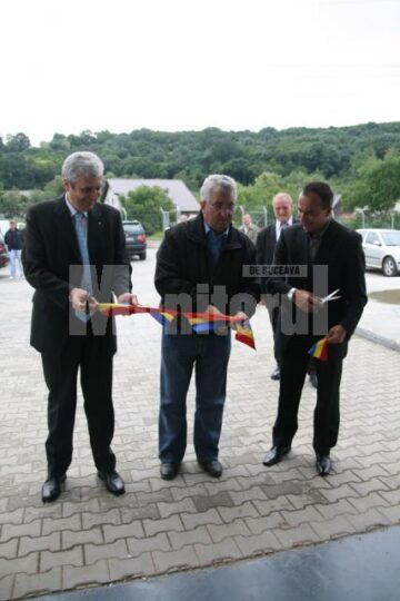 Ștefan Groza, Ion Lungu și reprezentantul Pfeiffer, la tăierea panglicii inaugurale