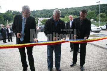 Ștefan Groza, Ion Lungu și reprezentantul Pfeiffer, la tăierea panglicii inaugurale