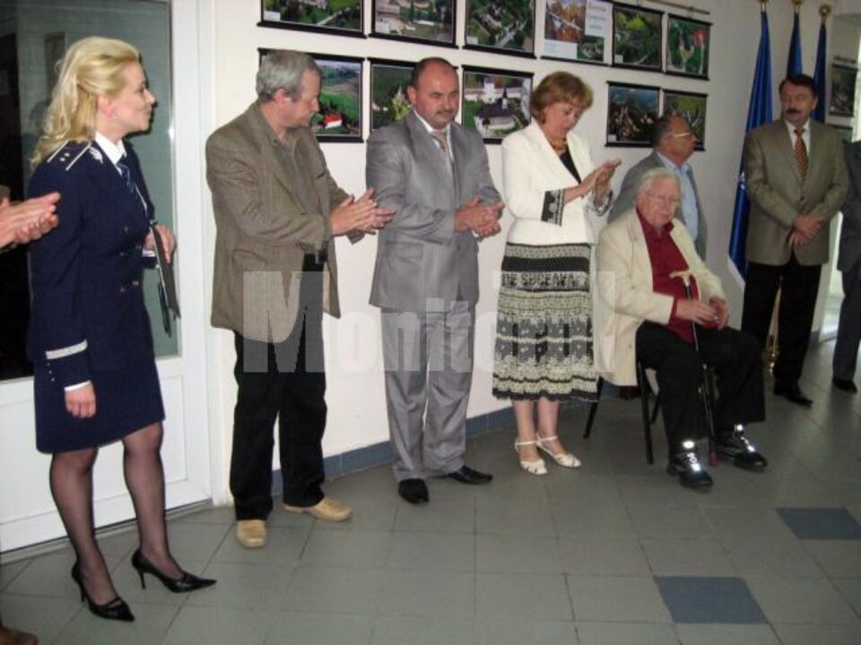 Ștefan Petrescu felicitat și aplaudat la vernisaj
