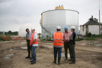 Digestorul anaerob de namoluri și gazometrul în care se acumulează gazul rezultat
