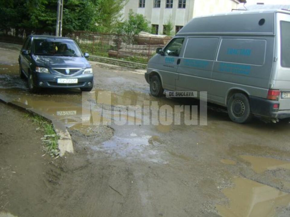 Mașinile fac slalom printre gropi