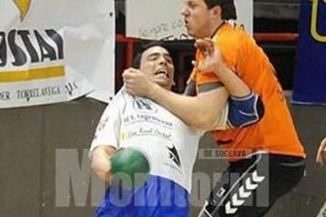Ion Tcaciuc (tricou portocaliu) a avut o experiență de un an în liga a doua spaniolă