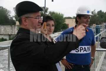Primarul Ion Lungu pozând investițiile realizate