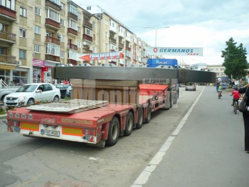 Un nou transport agabaritic a întâmpinat probleme miercuri, la traversarea municipiului Fălticeni