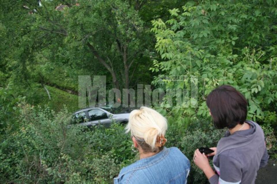 Mașina s-a răsturnat în afara drumului însă, din fericire, șoferița nu a fost rănită grav