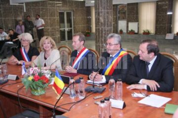 Primarul și viceprimarul din Laval, împreuna cu reprezentanții Sucevei - Ion Lungu, Gheorghe Flutur și Sanda-Maria Ardeleanu